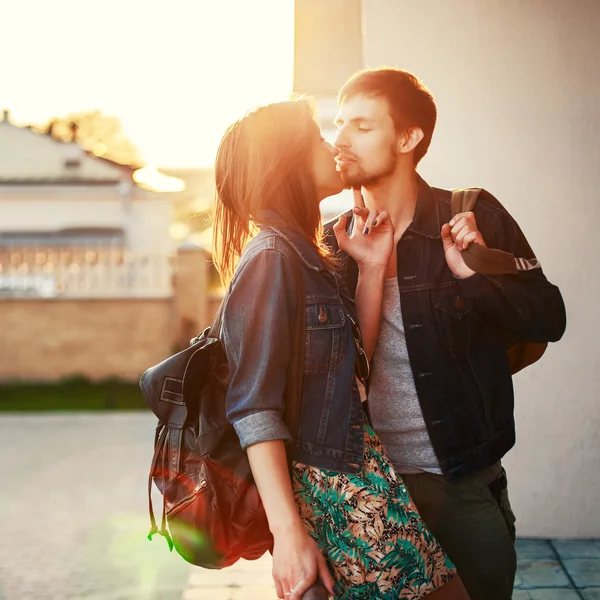 Bonito casal beijo jovem Fotos De Bancos De Imagens