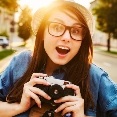 Şehvetli kız fotoğrafçı ile fotoğraf makinesi