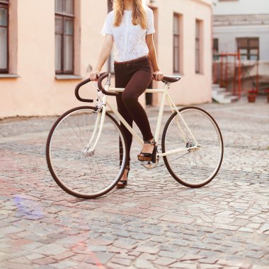 Kız sürme güzel vintage Bisiklet