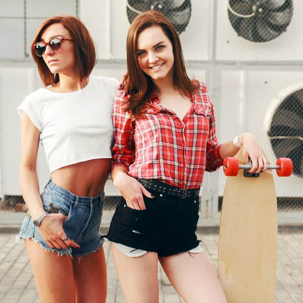 Meninas skatistas com longboard — Fotografia de Stock