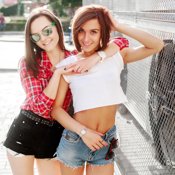 Twee vriendinnen hebben in de stad — Stockfoto