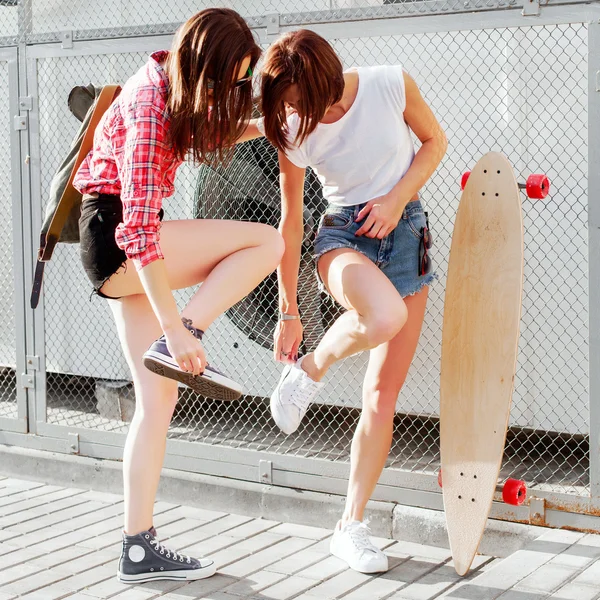Jeunes filles patineuses avec longboard — Photo
