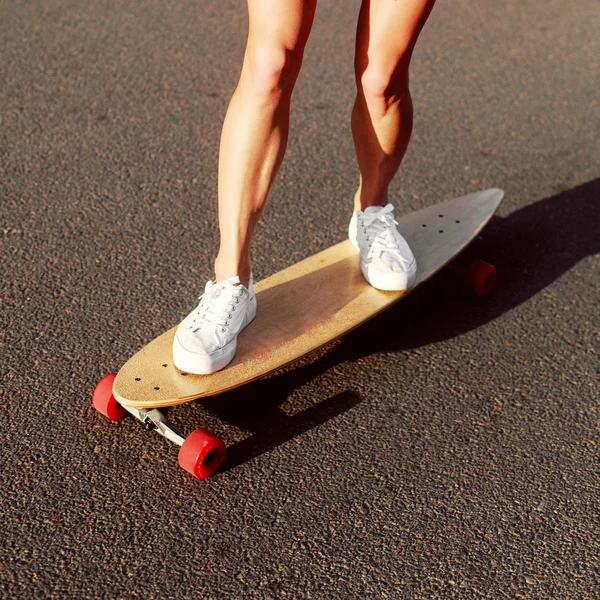 Frau reitet Longboard — Stockfoto