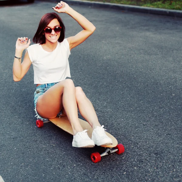 Vrouw longboard bergafwaarts rijden — Stockfoto