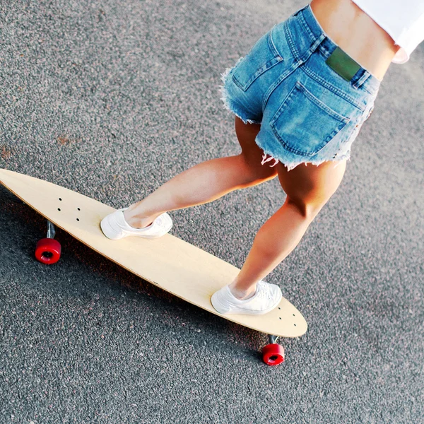 Donna equitazione longboard — Foto Stock