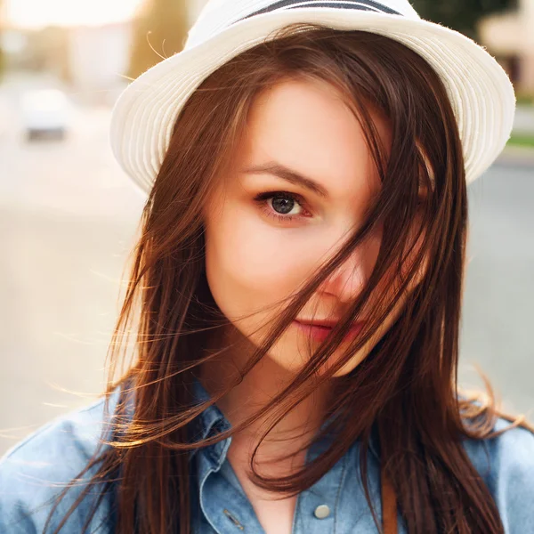 Femme brune en chapeau blanc — Photo