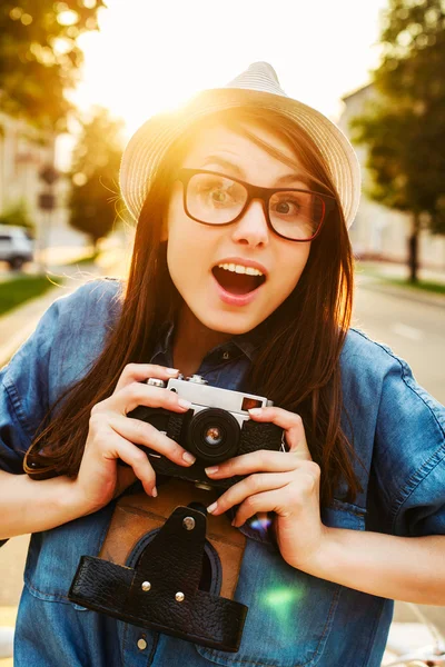 Fotógrafo sensual menina com câmera — Fotografia de Stock