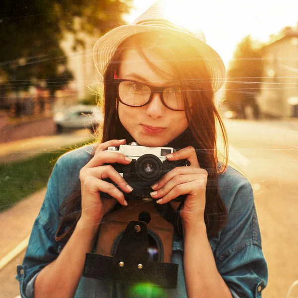 Чувственная девушка фотограф с камерой — стоковое фото
