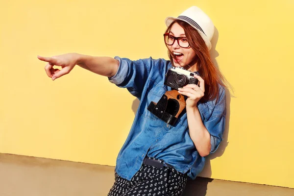 Фотограф девушка летом с камерой — стоковое фото