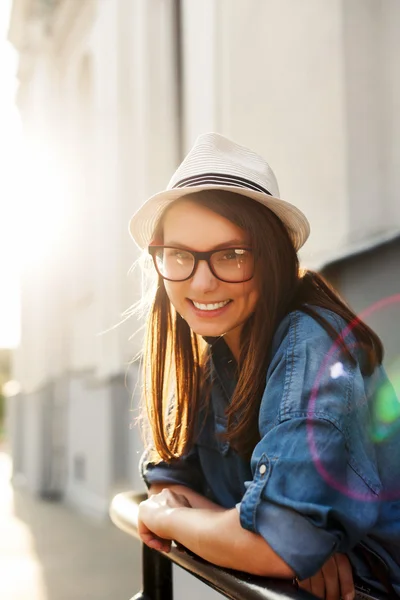 Jeune femme de mode hipster souriante — Photo