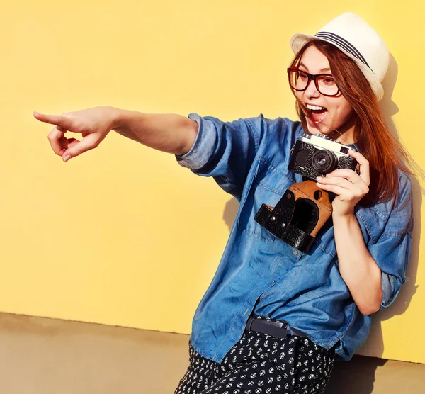 Fotógrafo menina no verão com câmera — Fotografia de Stock