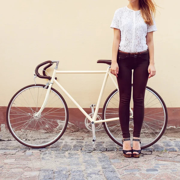 Блондинка с винтажным велосипедом — стоковое фото