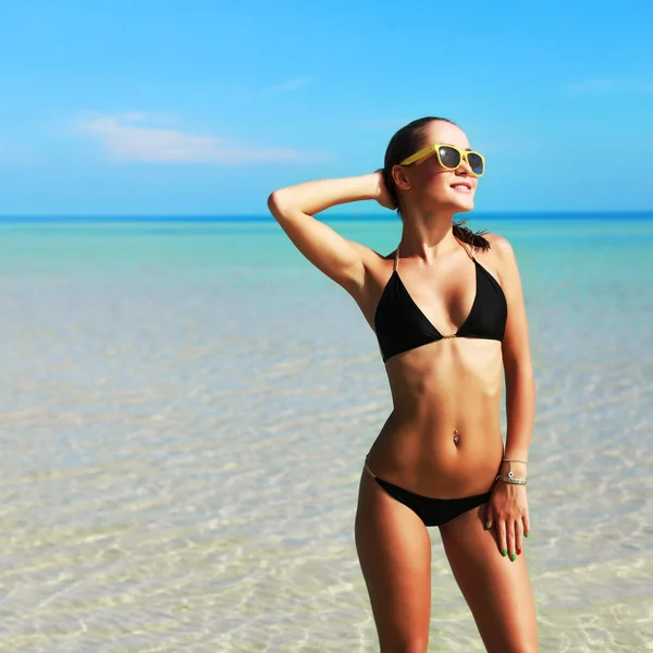 Mujer de moda en bikini negro — Foto de Stock