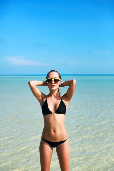 Mujer sexy divirtiéndose en la playa — Foto de Stock