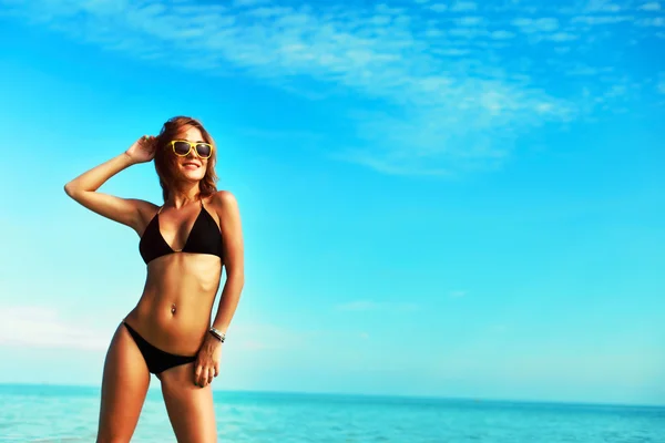 Sexy vrouw plezier op het strand — Stockfoto