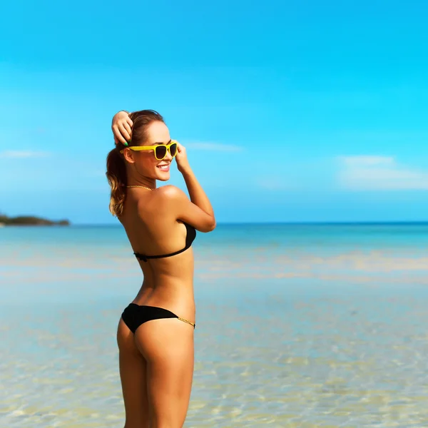Mulher sexy se divertindo na praia — Fotografia de Stock