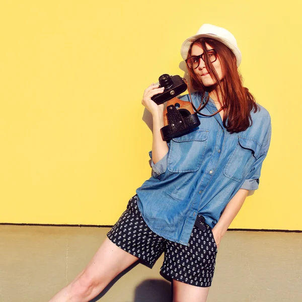 Fotógrafo chica en verano con cámara Imagen de archivo