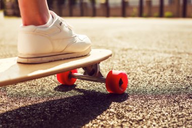 longboard kırmızı tekerlekler ve kız ile