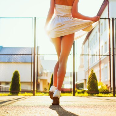 Yaz aylarında tek başına duran kadın