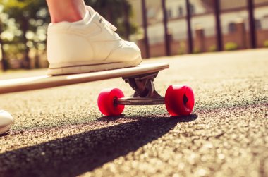 longboard kırmızı tekerlekler ve kız ile
