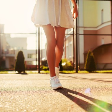 Yaz aylarında tek başına duran kadın