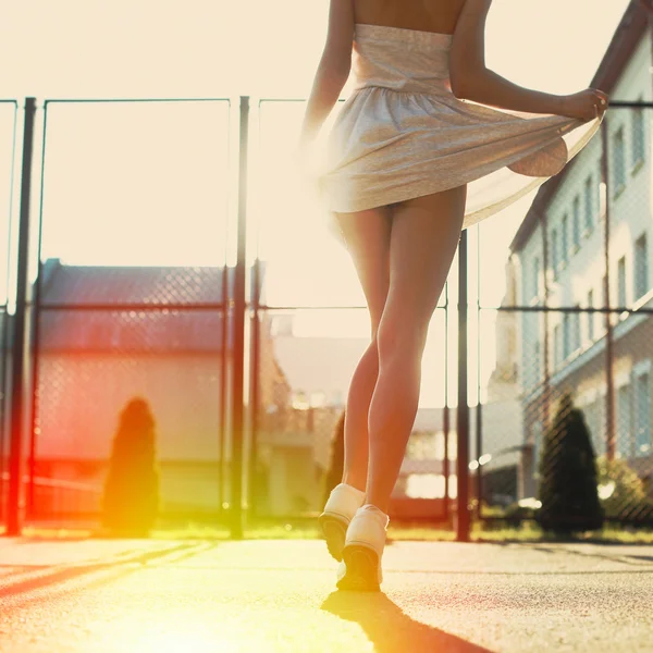 Vrouw alleen in de zomer — Stockfoto