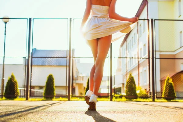 Mujer rubia caminando por la calle —  Fotos de Stock