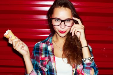 Dondurma ile poz kadın