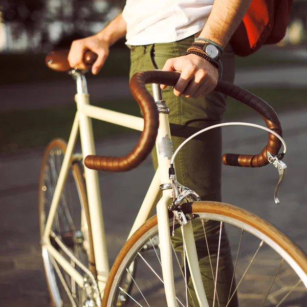 Hipster estilo homem posando com bicicleta — Fotografia de Stock