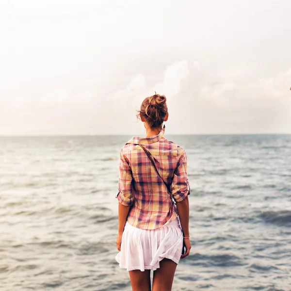 Женщина позирует у моря — стоковое фото