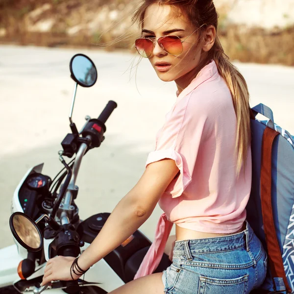 Blonde femme conduite moto — Photo