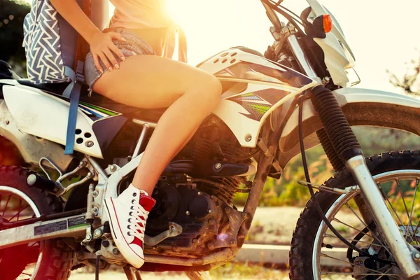 Mujer en verano posando en motocicleta — Foto de Stock