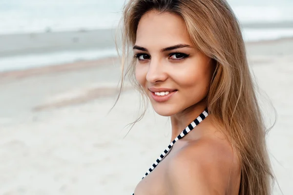 Vrouw close-up portret buiten in de zomer — Stockfoto