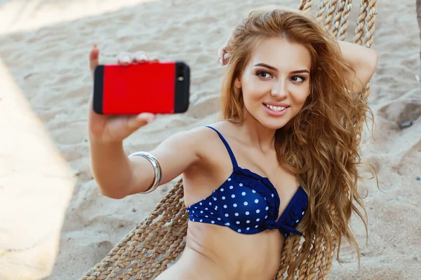Sexy kobieta sprawia, że zdjęcie selfie — Zdjęcie stockowe