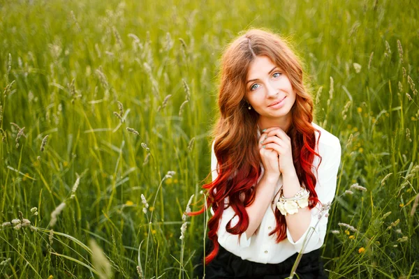 Vrouw die zich voordeed op groene veld — Stockfoto