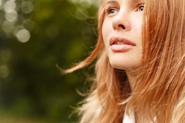 Bella donna carina nel parco — Foto Stock