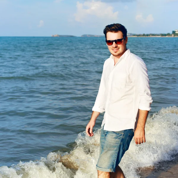 mutlu bir adam sahilde