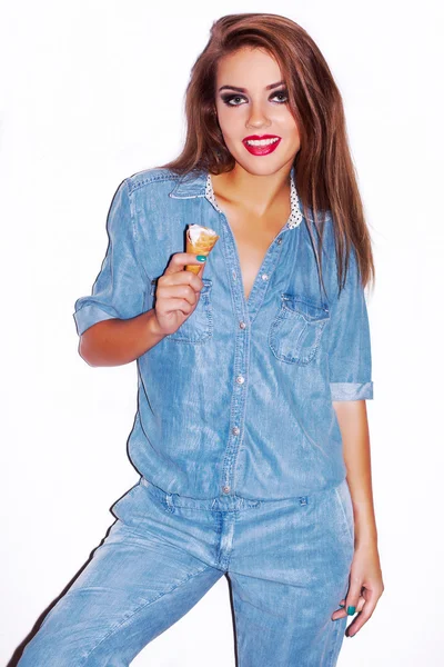 De brunette vrouw hipster met consumptie-ijs — Stockfoto