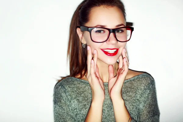Gelukkig lachend meisje met bril — Stockfoto