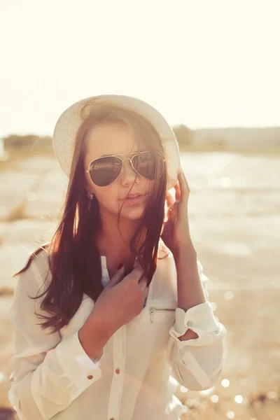 Retrato de mujer hermosa en la playa —  Fotos de Stock