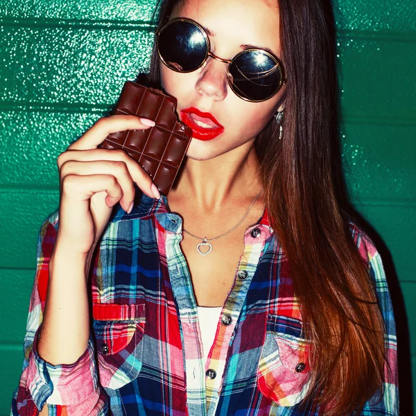 Menina bonita com sorriso e chocolate — Fotografia de Stock