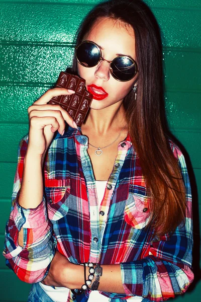 Hermosa chica con sonrisa y chocolate — Foto de Stock