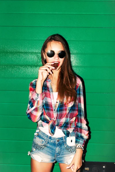 Menina bonita com sorriso e chocolate — Fotografia de Stock