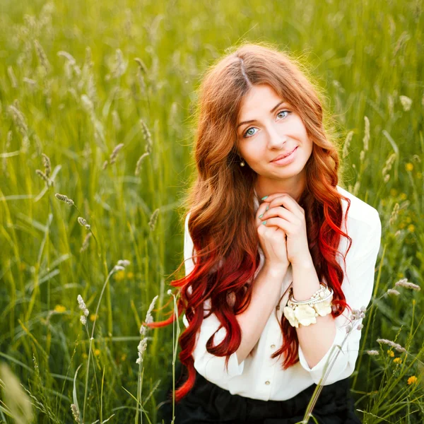 Vrouw die zich voordeed op groene veld Rechtenvrije Stockfoto's