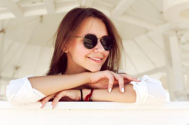 şehvetli gülümseyen hippi kız