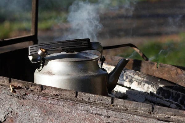 Chaleira fervida com vapor no churrasco em brasas fora — Fotografia de Stock