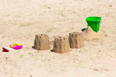 Kum şekilli heykeller, kumsalda çocuk tarafından yapılmış kaleler.