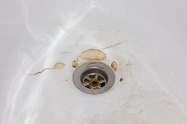 Kırık diş minesi banyoda lavabonun yanında.