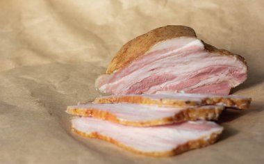 El işi kağıdının üzerinde duran kesilmiş et parçaları.