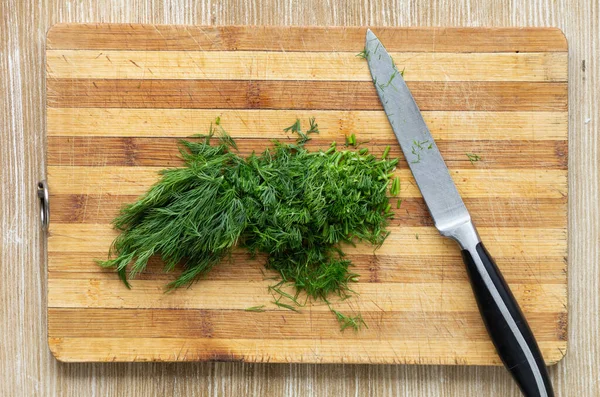 Draufsicht Auf Gehackten Fenchel Und Messer Auf Holzgrund — Stockfoto